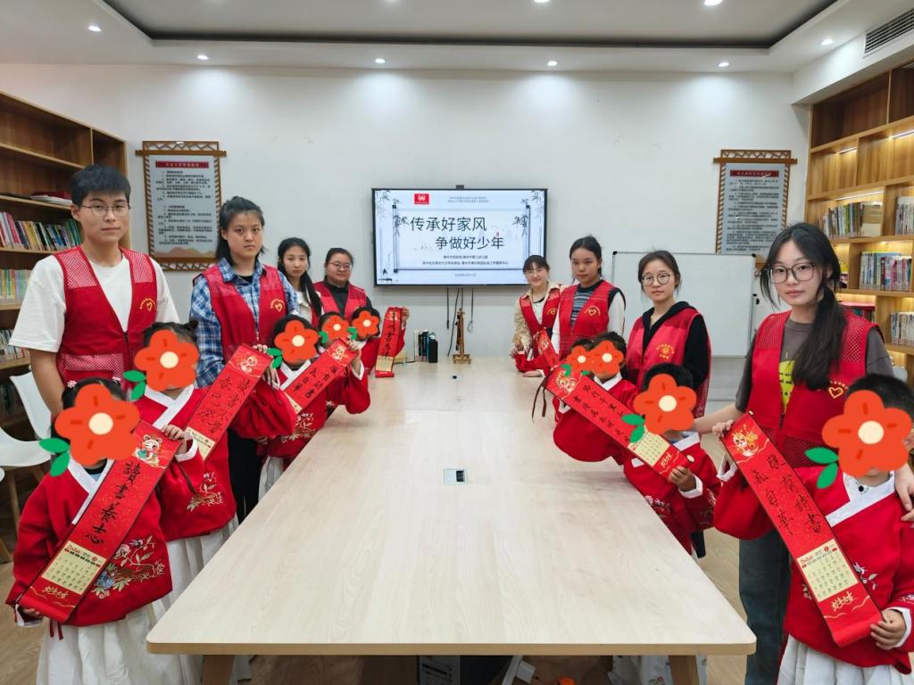 书香墨韵，爱心“童”行---护理学院学生赴扬子社区开展爱心志愿活动